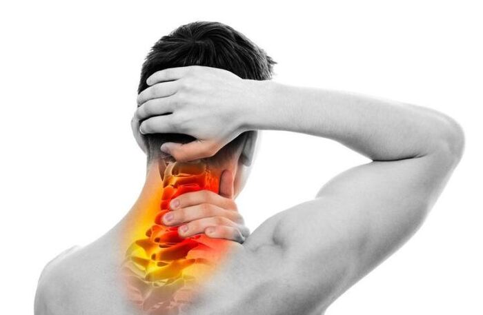 Симптом на цервикална остеохондроза е постоянна или пулсираща болка. 