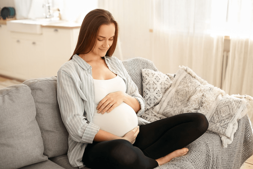 Редовната почивка ще помогне на бременната жена да облекчи болките в гърба в лумбалната област