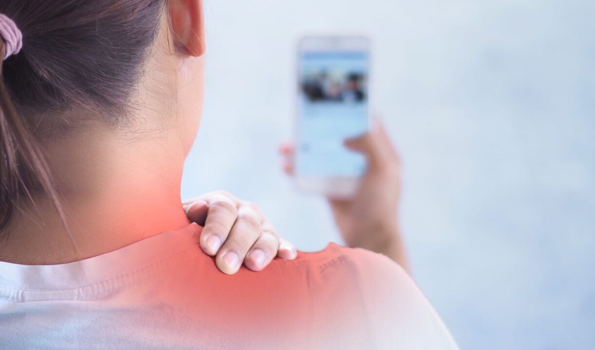 Най-често шията боли поради неправилна поза, например, ако човек използва смартфон дълго време