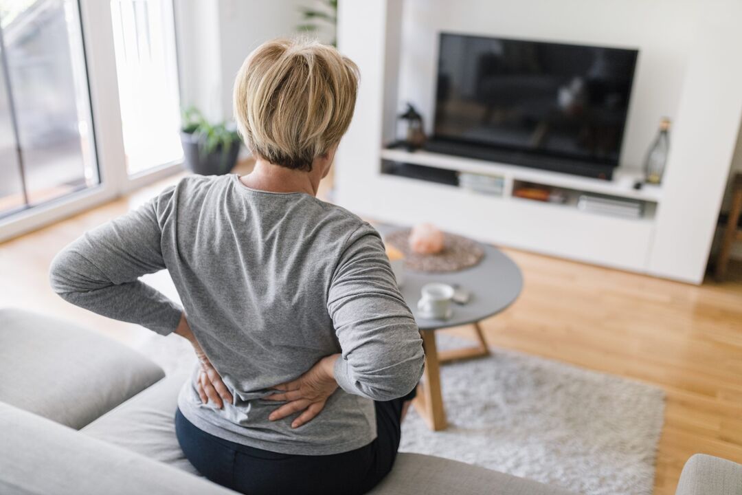 Една жена се тревожи за болки в гърба в лумбалната област